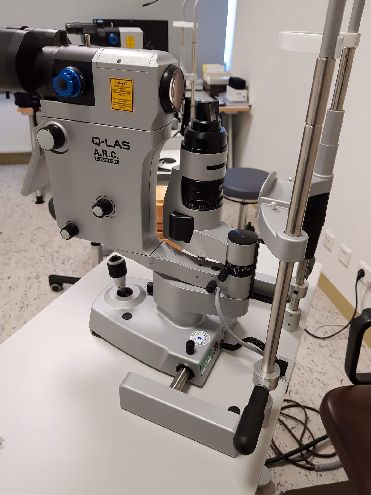 Equipamento de laser Nd:YAG Q-LAS com apoio para o queixo e a testa, utilizado para iridotomia. Foto ilustrativa de Antiker, Wikimedia Commons, CC BY-SA 4.0.