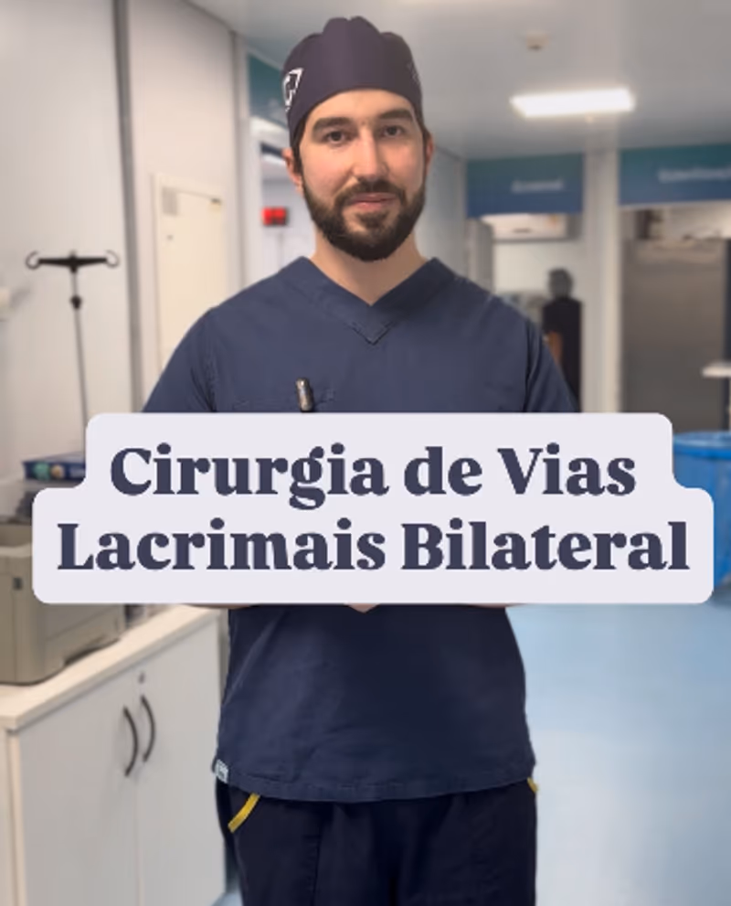 Dr. Gustavo de Paula em centro cirúrgico para cirurgia de vias lacrimais bilateral.