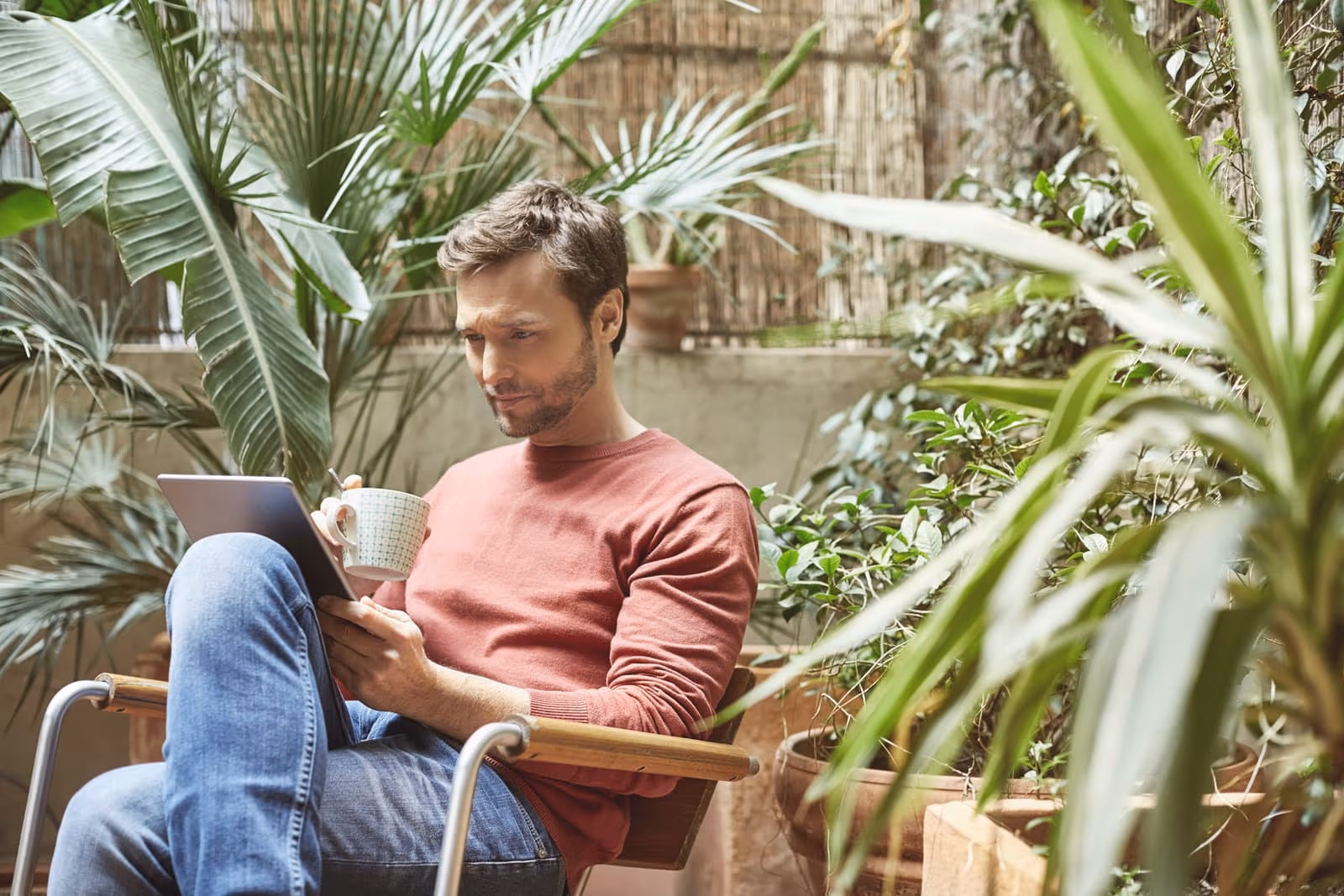 Homem lendo em ambiente natural — liberdade visual após o implante.