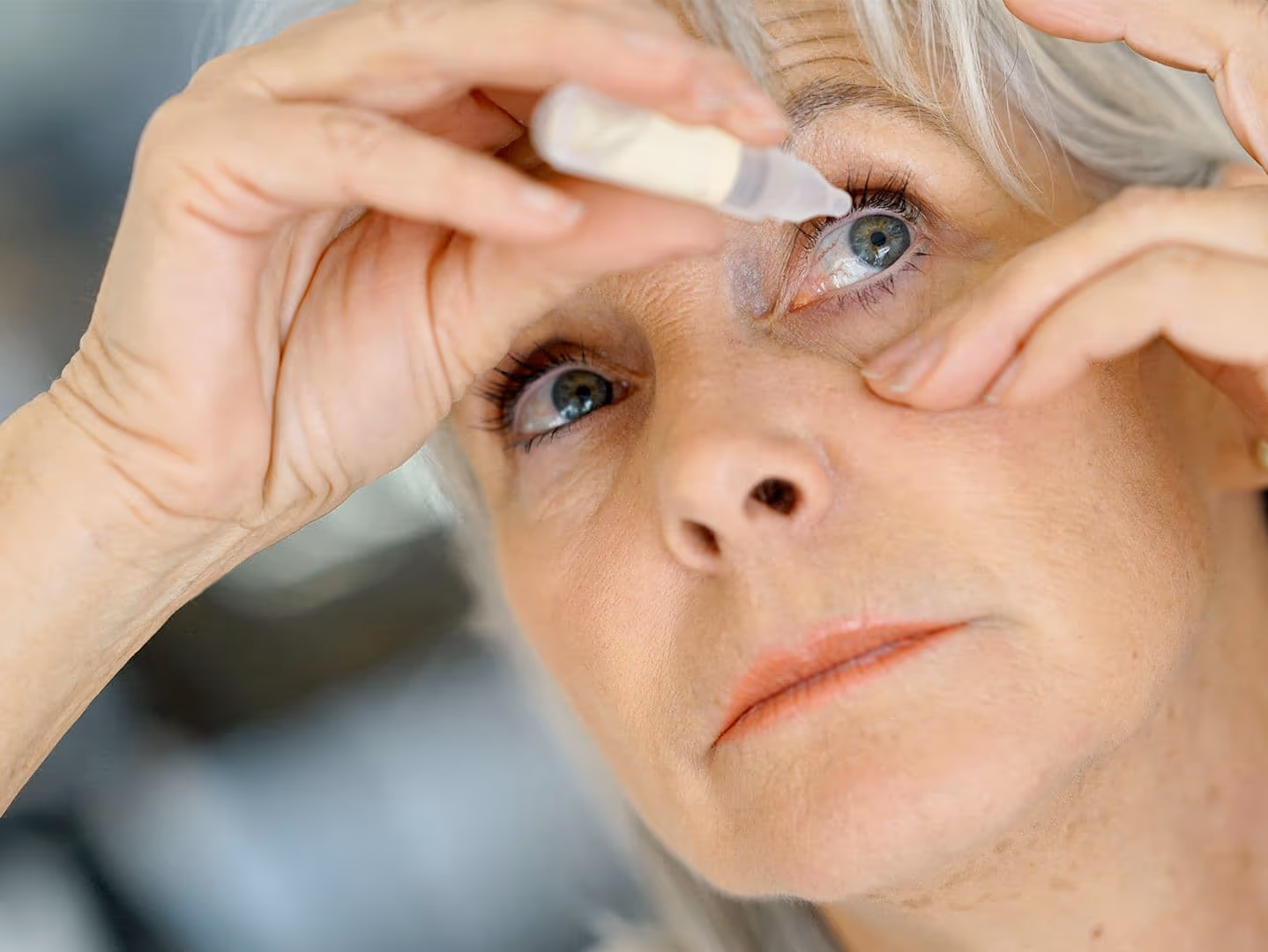 Use os colírios para garantir o sucesso de sua cirurgia, lave as mãos sempre.