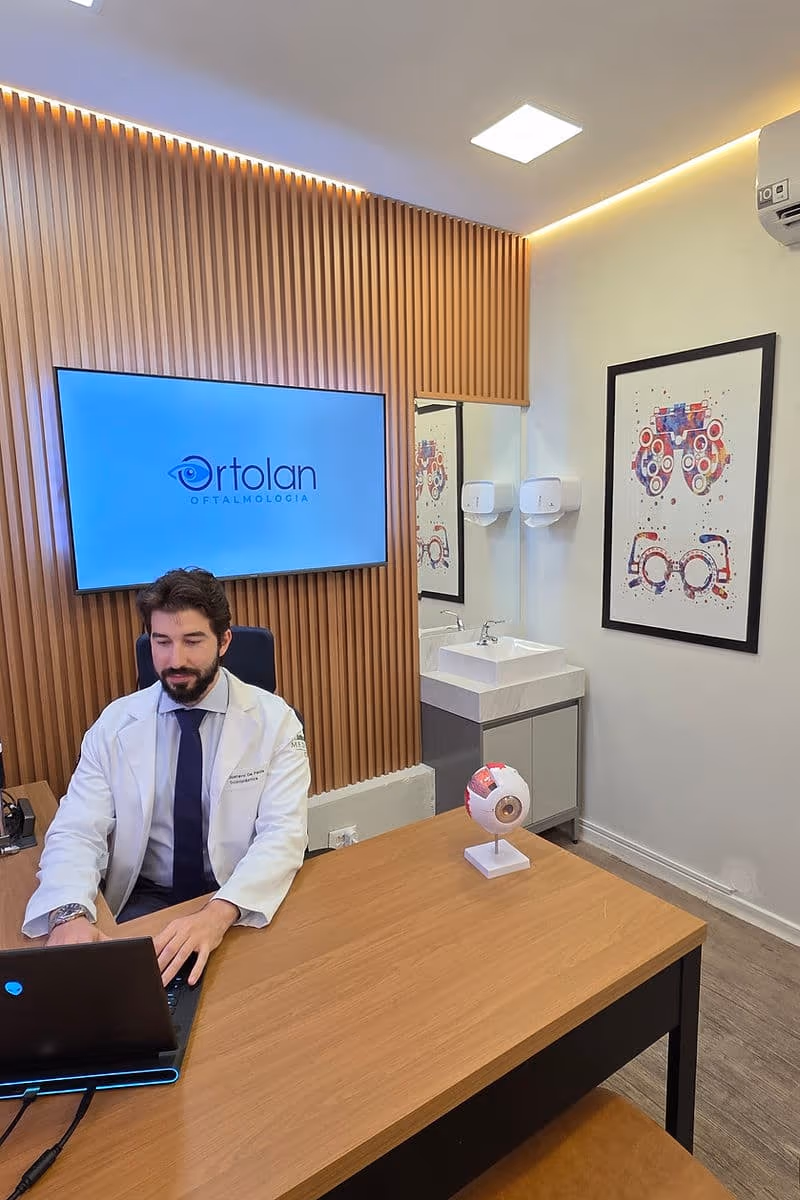 Dr. Gustavo de Paula, especialista em Oculoplástica e Blefaroplastia atendendo na Ortolan Oftalmologia