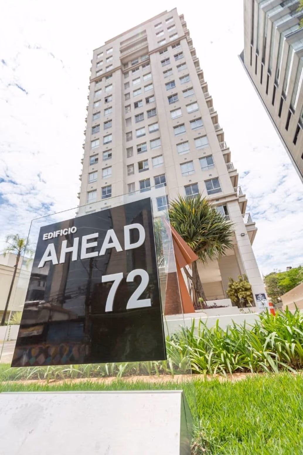 MODERNAS INSTALAÇÕES No Edifício Ahead ao lado da Avenida Faria Lima, onde fica a Clínica Ortolan Oftalmologia - Dr. Lucca Ortolan Hansen é seu fundador.