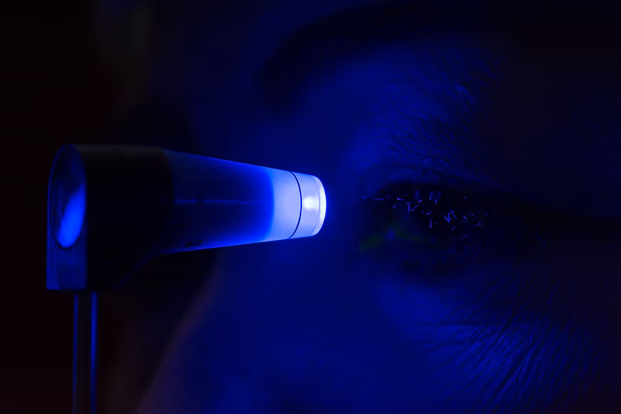 Medida de Pressão dos Olhos, também conhecida como Tonometria de Aplanação de Goldmann. Avalia o risco de Glaucoma, Cegueira.