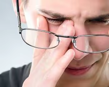Cansaço nos olhos leva ao ato de coçar, atitude que piora a irritação. Cansaço nos olhos leva ao ato de coçar, atitude que piora a irritação.