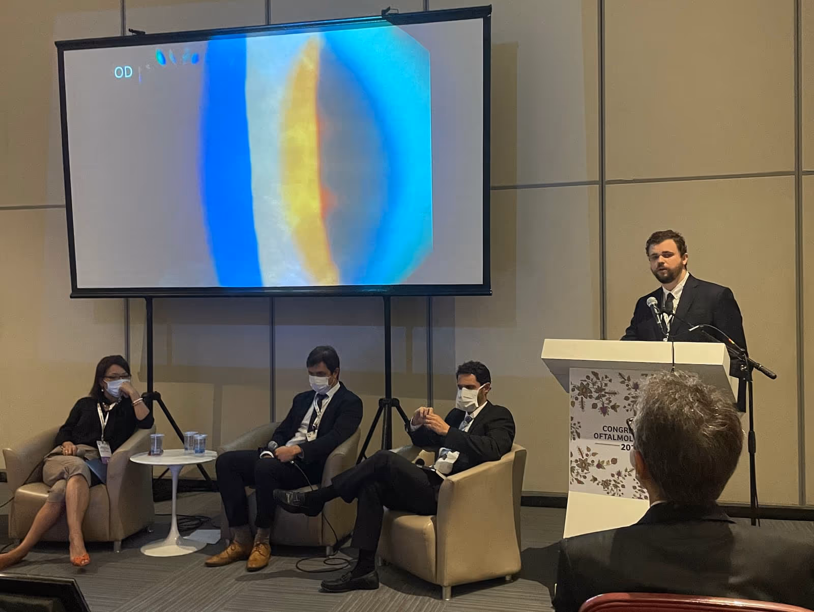 Dr. Lucca Ortolan Hansen apresentando caso clínico de Cirurgia de FemtoLASIK (Cirurgia Refrativa) no Congresso de Oftalmologia da Universidade de São Paulo.